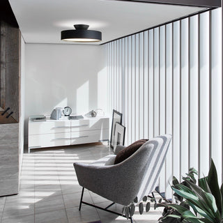 空間を照らすメインライトに、天井を照らすアッパーライトが加わったシ－リングライト。