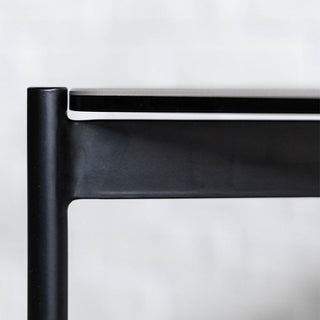 ブラックスチールを組み合わせたシンプルなデザイン。