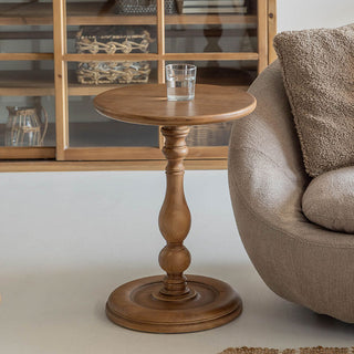 円形の天板は小物やドリンクを置くのにちょうど良いサイズ。