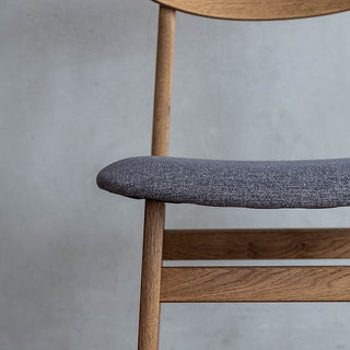 座面は程よいクッション性があります。