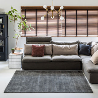 ベース部分に⽤いられたコットン素材が⼩慣れた表情を醸し出します。