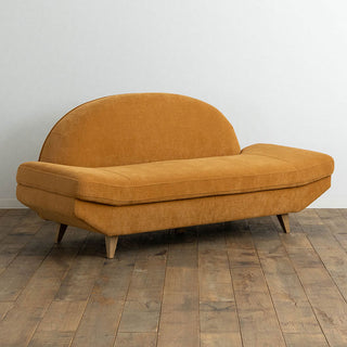 唯一無二なシルエットが目を引くエルンソファ。