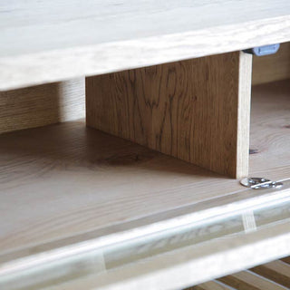 中央の仕切り板で、AV機器や収納をより整理しやすく