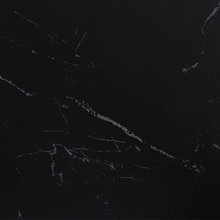 存在感と気品ある印象のブラック。