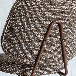 スチール部分は張地に合わせてカラーリングを施しています。