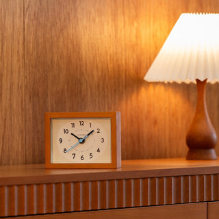 1960年代のビンテージクロックの要素とノスタルジックさを感じるデザイン