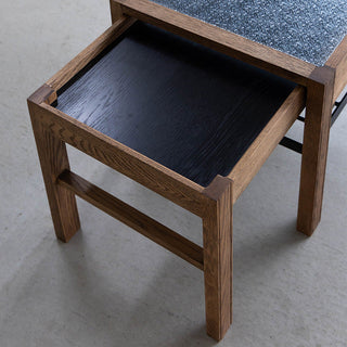 ガラスの透け感や美しさを引き立てる、ブラック塗装。