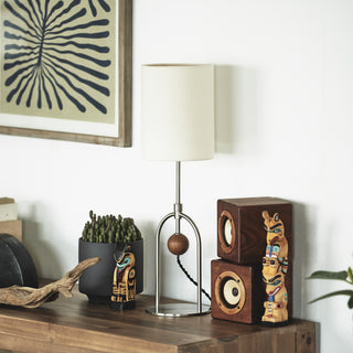 ウッドボールがアクセントになったオブジェのような佇まいのテーブルランプ。