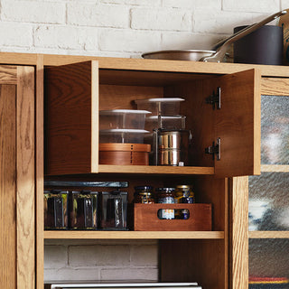 埃から守りたいものや生活感を出したくないものを隠して収納できます。