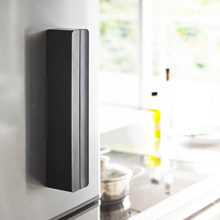 マグネットで冷蔵庫の横などに貼り付けるラップケース。