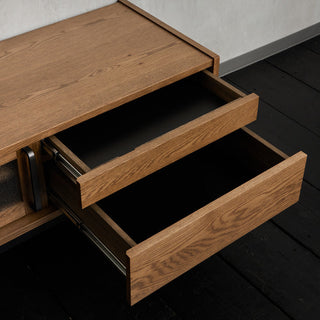 スチール脚がアクセントとなり、モダンで洗練された雰囲気に仕上がってます