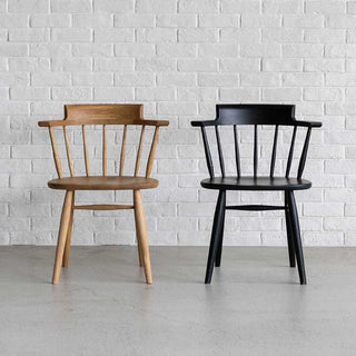 オークとブラックの2色展開です。