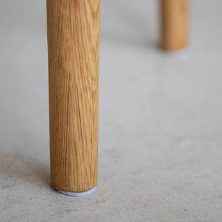 床の傷を防ぐ保護フェルト付き。