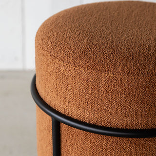 張地のファブリックには、毛足が短く立体的な織り目が特長のTIM生地を採用。