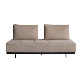 ソファと異なるカラーの背クッションを合わせてもOK。