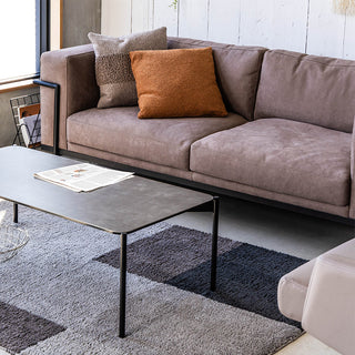 肘にもたれかかるデザインで、好きな体勢でくつろぐことができます。